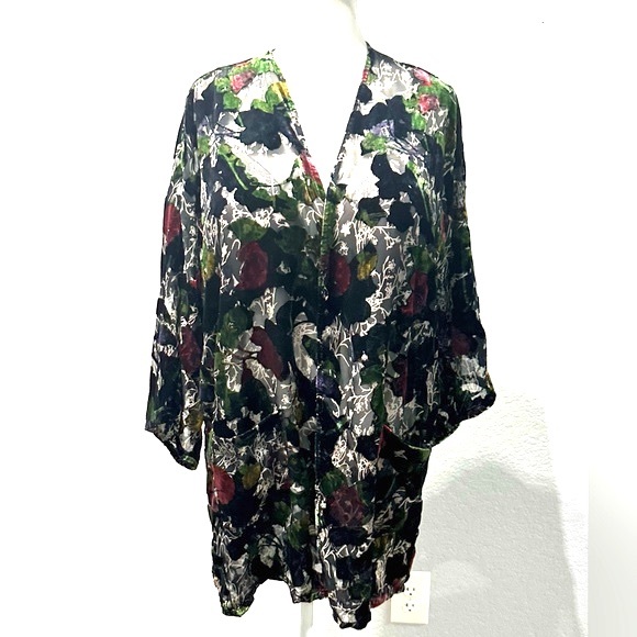 Daniel Rainn Tops - Daniel Rainn Black Velvet and Lace Floral Kimono Sz M